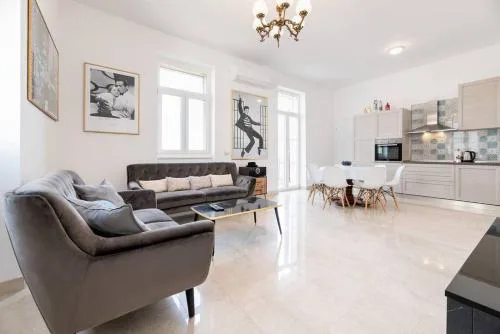 4-Bedroom apt 1 min from Bacvice beach