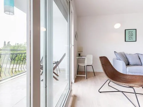 Apartment Black & White ST - Comfort Two Bedroom Apartment with Balcony