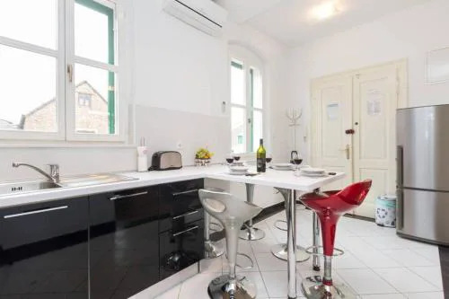 Apartment Central Old town with private indoor garage parking