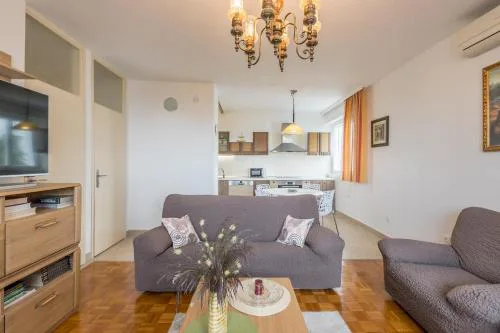 Apartment Issa & Sea View
