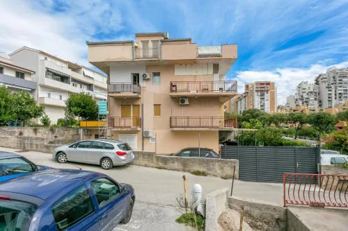 Apartments with a parking space Split - 22293