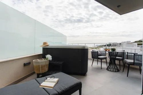 Beach front apt Maal, private spa & parking
