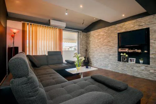 Boki Apartment Split