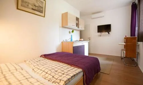 Centar 2 Private Room with Ensuite and Kitchenette