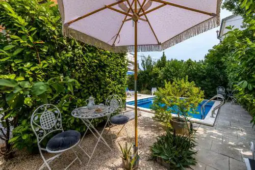 Dalmatian 230m2 with pool and garden near the old town for families