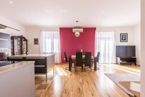 Ferula, 3 bedroom apartment near beach Bačvice