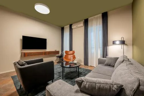 Green, deluxe two bedroom suite