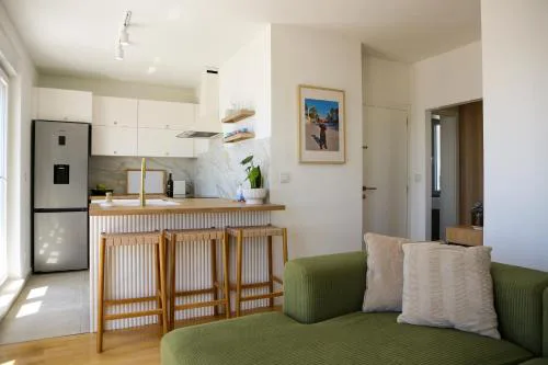 Kiki's Sea View Open Apartment with Terrace and Jacuzzi