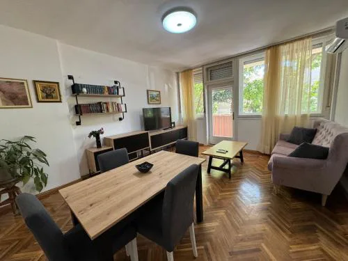 Large 3BR family apartment in the center and sand beach 5BD