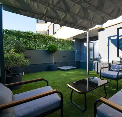 Lux Apartment Anya - private garden & garage space