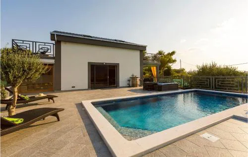 4 Bedroom Cozy Home In Split