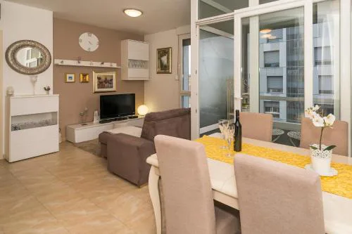 Luxury 1 bedroom App Center&balcony FREE PARKING