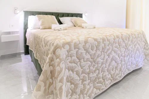 Luxury rooms Green and Gold Split