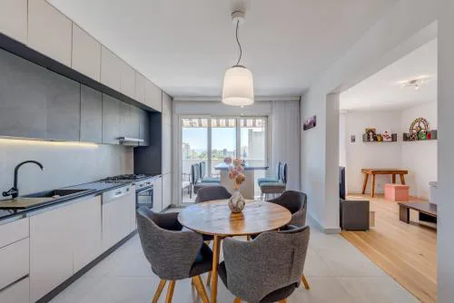 Modern 90 m2 apt with balcony w the sea view