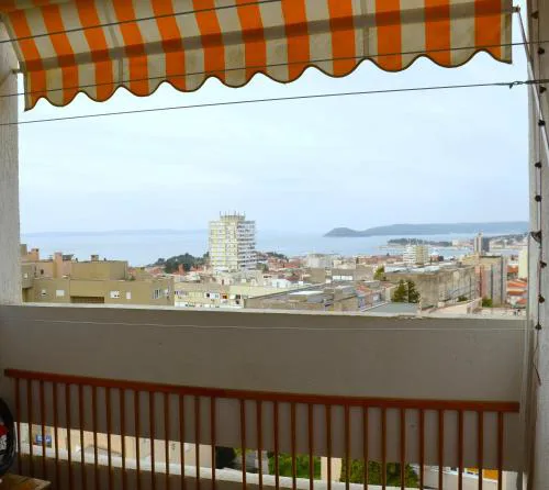 LOLLIPOP - Sunny, spacious, funky with stunning view