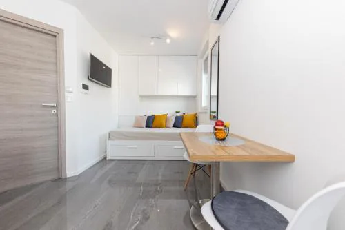 New Studio for 2, Free Private Garage Spot, Wi-Fi, 200 m from Mall of Split