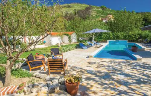 Nice Home In Zrnovnica With Jacuzzi