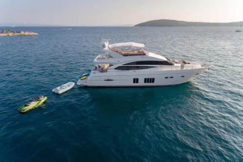 Private Yacht - Princess 72 Fly