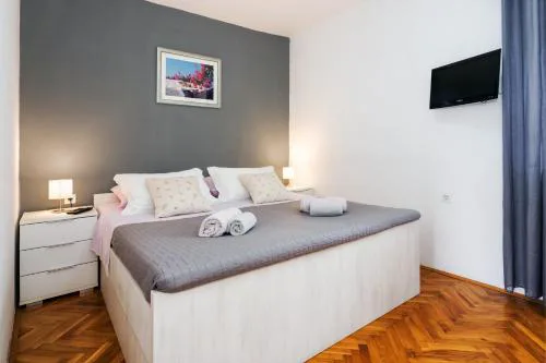 'Radunica' Apartment - Local Home, Near Riva & Green Market