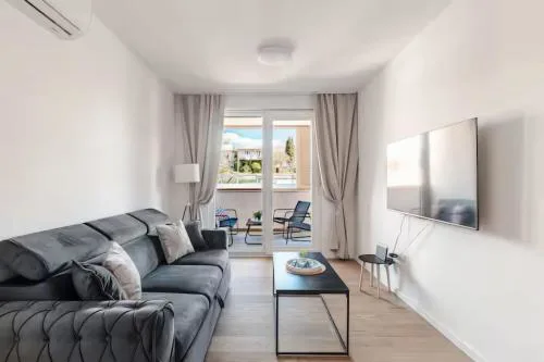 Regal Splendor Apartments