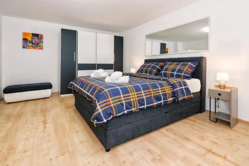 Relaxing 2BD Apartment, Ground Floor - Walk to Old Town