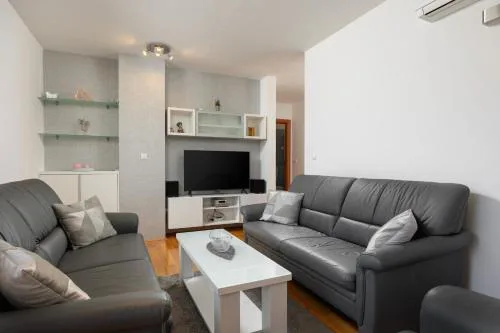 Rose Penthouse Apartment Split