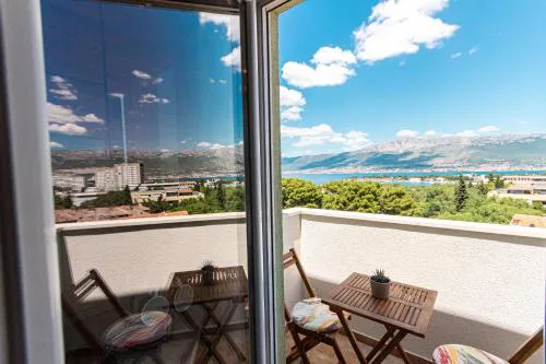 Spacious sea view apartment near Marjan & Beach