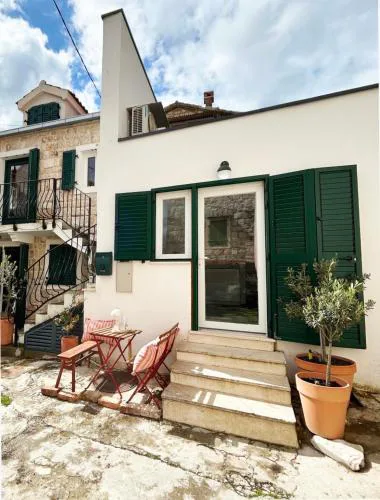 Split Old Town Hideaway - Cozy House