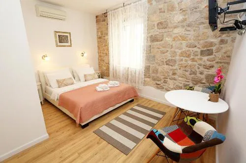 Split Old Town Suites
