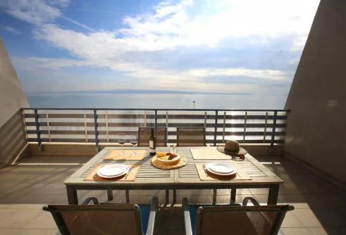 Split on the beach, 2 floors & wide terrace