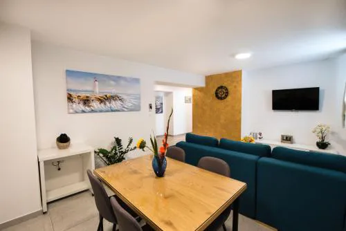 SplitLux Modern Apartment Split
