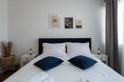 SunnyRose Apartment - walking distance from Znjan beach - free public parking - huge balcony