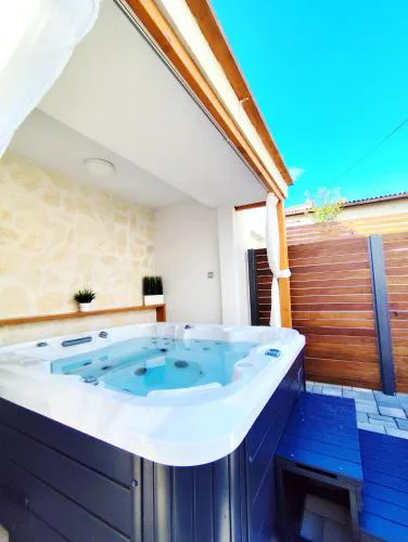 Tonina - house with terrace, jacuzzi, free parking