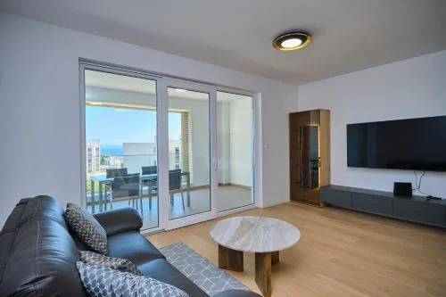 Tropic Night Apartment by Litto