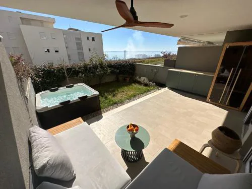 Žnjan beachfront luxury beautiful new apartment with garden jacuzzi and sauna