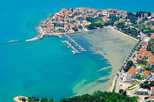 Sea Breeze Studio Apartment, 30m to Pebble Beach, Central Stobreč with Summer Amenities