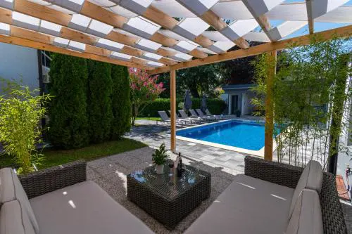 The Oasis - Family-Friendly Holiday Home with Heated Pool