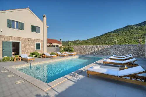 Villa Lovorika - Padel, Cageball, Basketball & Heated Pool