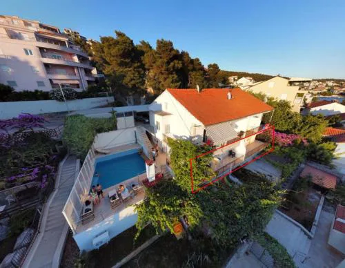 A3-90m2 apt w shared pool & balcony next to beach