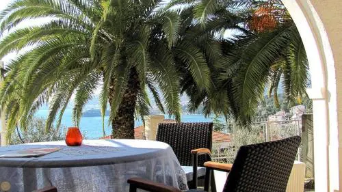 Apartment for two persons with sea view in Trogir near the beach