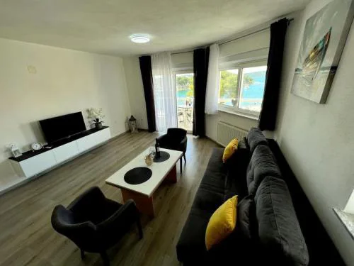 Apartment in Trogir with sea view, balcony, air conditioning, Wi-Fi (4786-1)