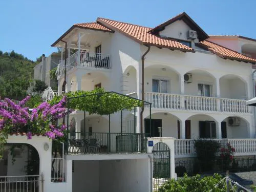 Apartments with parking spaces Mastrinka, Ciovo - 2050