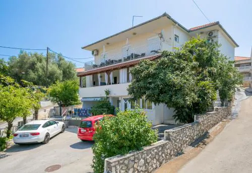 Apartments with parking spaces Okrug Gornji, Ciovo - 23007
