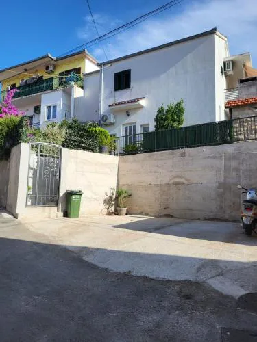 Apartments with a parking space Trogir - 12152
