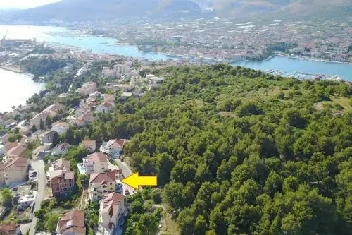 Apartments with a parking space Trogir - 22505