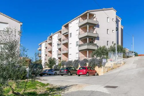 Apartments with a parking space Trogir - 23910