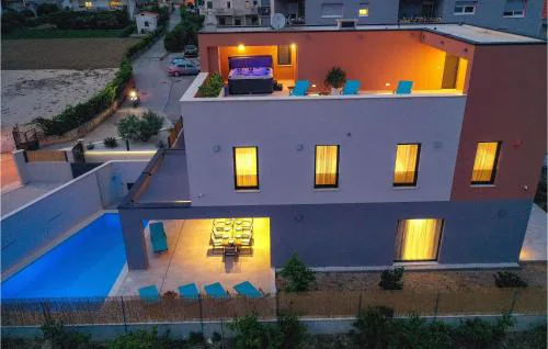 Lovely Home In Trogir With Jacuzzi