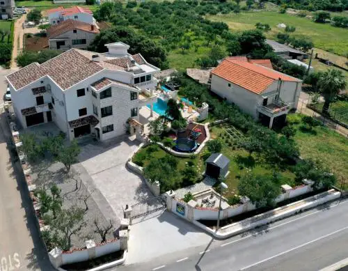 Family friendly house with a swimming pool Plano, Trogir - 23902