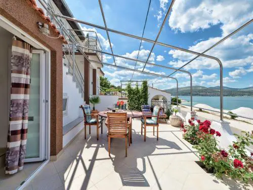 Luxurious Holiday Home in Arbanija with Jacuzzi
