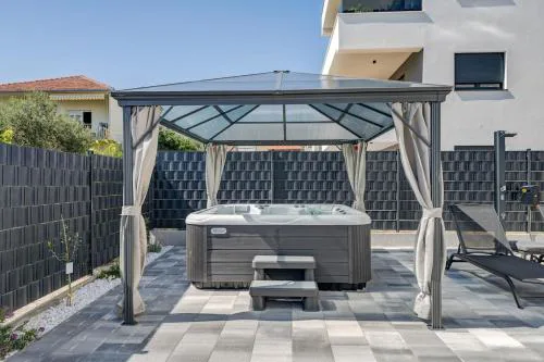 Luxury apartment with jacuzzi in Trogir